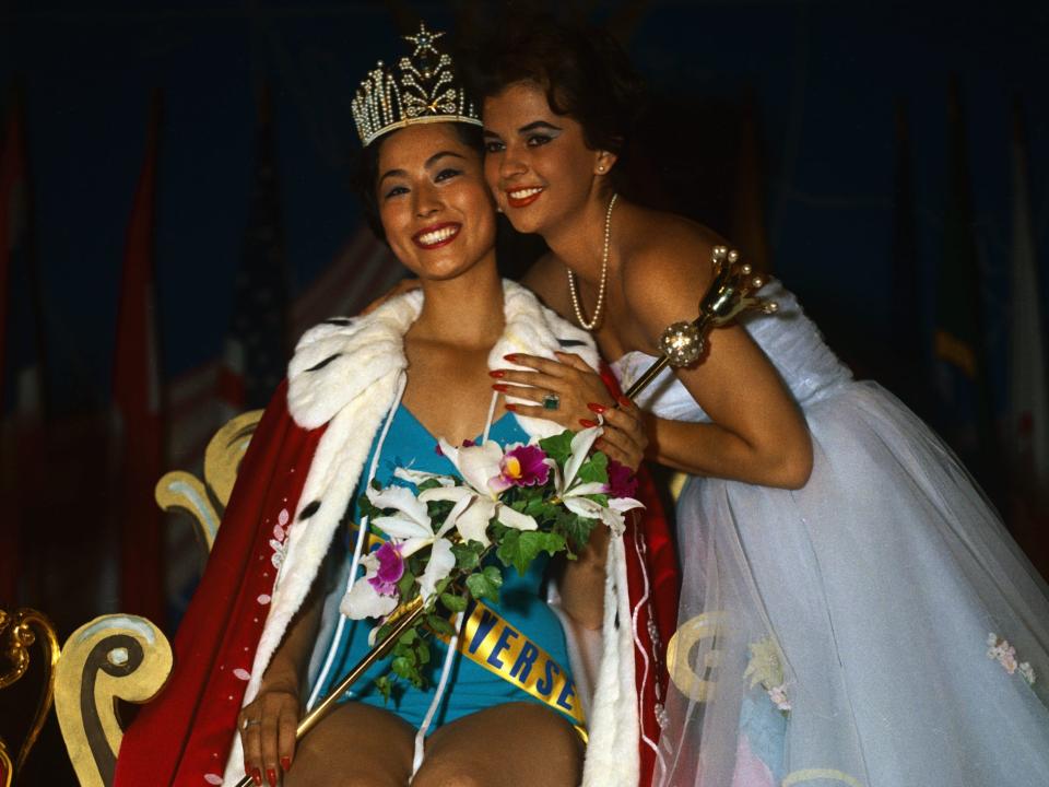 Luz Marina Zuluaga, Miss Universe 1958, crowns Akiko Kojima as Miss Universe 1959.