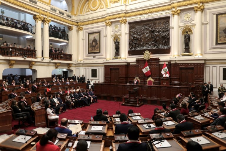 El Congreso de Perú, reunido el 28 de julio de 2023 en Lima para escuchar el Mensaje a la Nación de la presidenta, Dina Boluarte (drcha.), por el Día de la Independencia (Aldair Mejía)