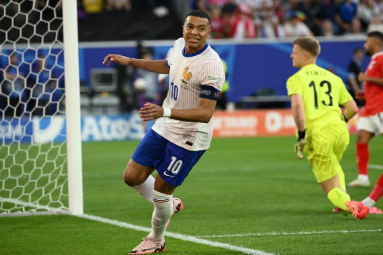 Kylian Mbappé celebra el pase que terminó en gol en propia puerta y dio el triunfo 1-0 a Francia contra Austria, este lunes 17 de junio en Dusseldorf, en partido de la Eurocopa (Alberto PIZZOLI)