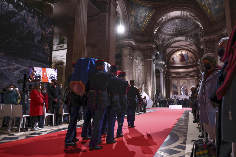 Seis oficiales de la Fuerza Aérea y Espacial cargan un cenotafio de Josephine Baker, cubierto con la bandera francesa hacia dentro del monumento Panteón en París, Francia, el 30 de noviembre de 2021. Baker fue incorporada simbólicamente al monumento convirtiéndose en la primera mujer negra en recibir el más alto honor de Francia. Sus restos permanecerán en Mónaco a pedido de su familia. (Sarah Meyssonnier/Pool Photo via AP)