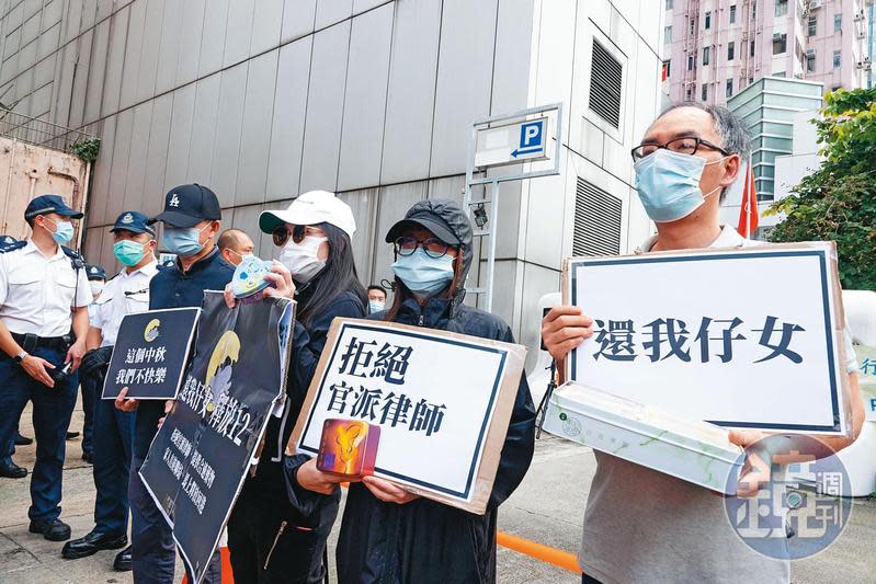 中秋節前夕，多位遭中國官方拘留家屬到北京駐港機構「中聯辦」前，手持標語和月餅抗議。