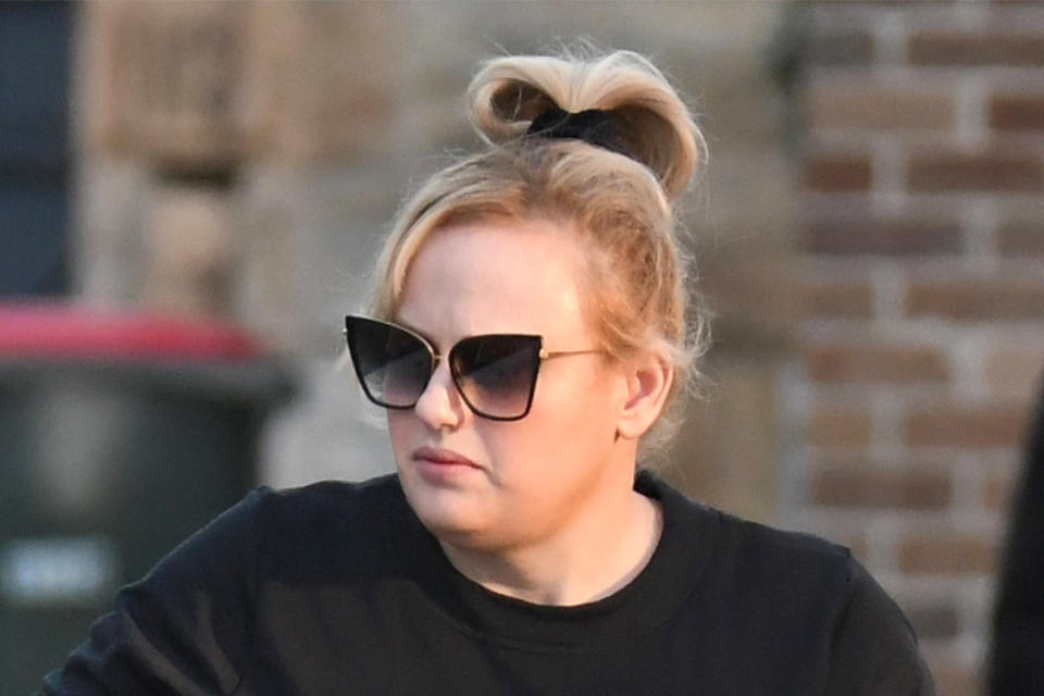 rebel wilson, sneakers, leggings, shorts