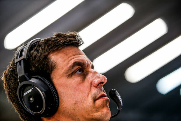 Face à la polémique grandissante, Toto Wolff et Mercedes ont décidé de renoncer au partenariat commercial, avec Kingspan, en accord avec cette dernière marque.