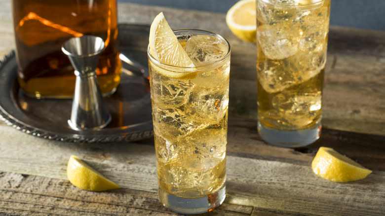 Whisky highball with lemon
