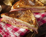 The famous Monte Cristo, a perfect lunch to go.