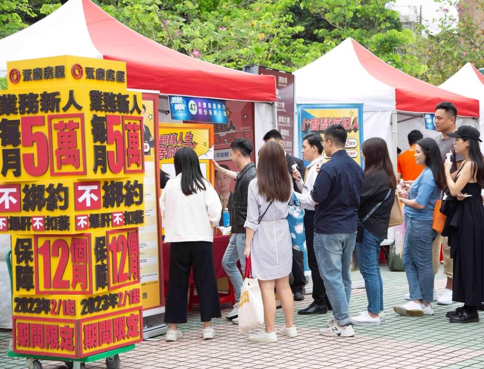 為增進與年輕世代的交流，永慶房屋前進世新大學校園徵才，開出首年年收60萬房仲經紀人職缺吸引好人才。