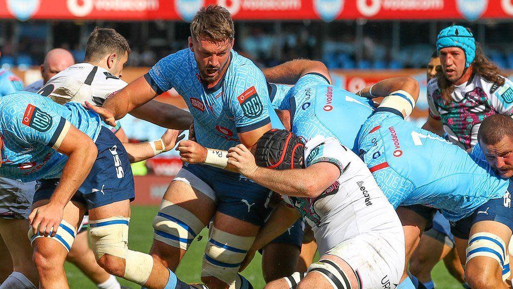 Bulls players driving forward against Ospreys