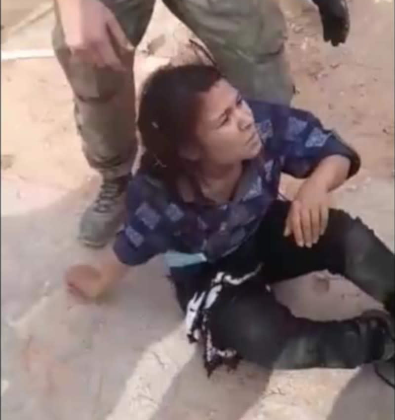 Die verletzte Çiçek Kobanê nach der Gefangennahme in einem von der Miliz gedrehtem Video (Bild: Screenshot)