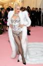 <p>La querida artista acaparó miradas en Gala del Met, a la que llegó con este atrevido <em>bodysuit</em> de <strong>Jeremy Scott</strong> cubierto con colorida pedrería. El abrigo de piel, también con toques de pedrería, fue el accesorio perfecto. </p>