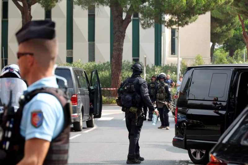 Police officers stand near a synagogue after an explosion outside the building.  Following the explosion outside a synagogue in La Grande-Motte in the south of France, the anti-terrorism prosecutor's office has taken over the investigation. The authorities confirmed this to the German Press Agency in Paris. Pascal Guyot/AFP/dpa