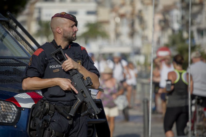 西班牙地中海濱度假勝地坎布里爾斯（Cambrils）18日發生恐怖攻擊，歹徒駕車衝撞人群，造成多人受傷（AP）