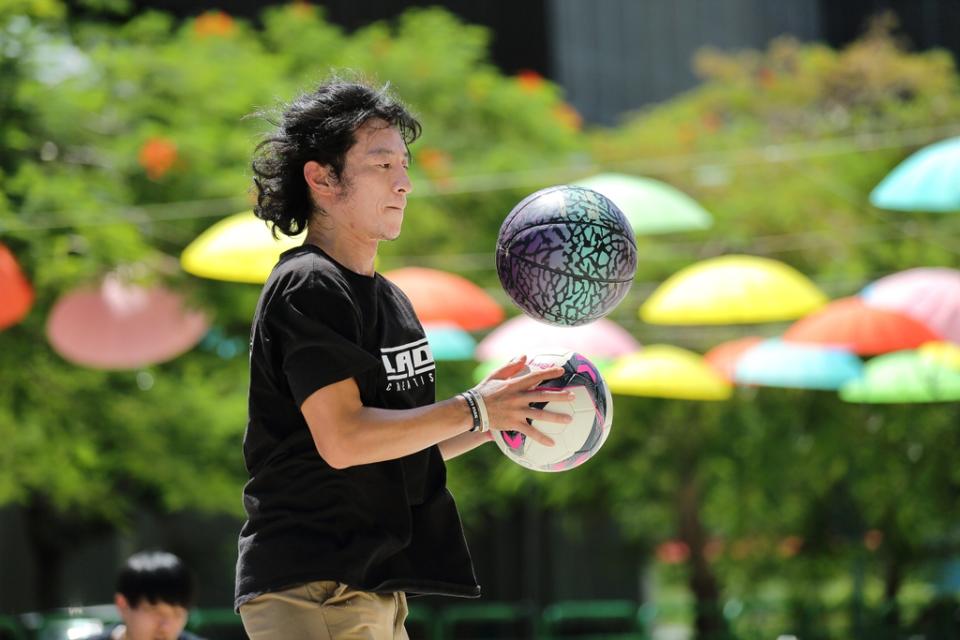 《圖說》街頭藝人花式籃球表演。〈文化局提供〉