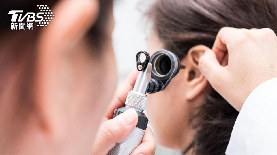 醫師張弘檢查後發現女子的耳膜竟有20%的破洞。（示意圖／shutterstock達志影像）