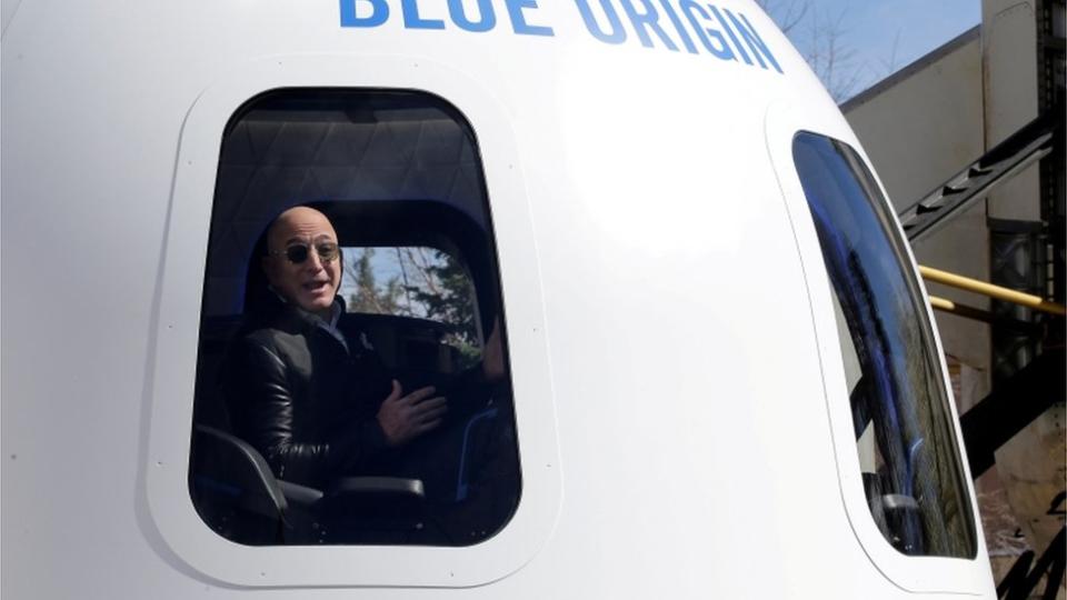 Bezos en una nave espacial construida por su compañía, Blue Origin, en 2017.