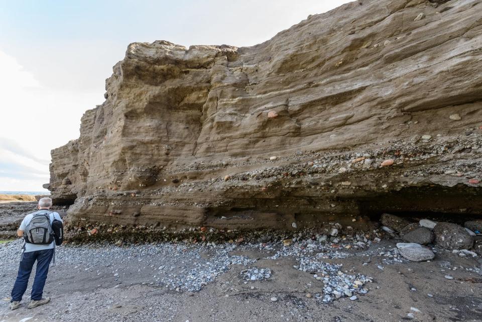 Vista parcial del depósito geológico en la playa de Tunelboca (Getxo, Bizkaia) formado por escorias de hierro, ladrillos refractarios, plásticos y otros tecnofósiles del Antropoceno. Roberto Martínez, Author provided
