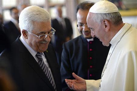 Pope Francis talks to Palestinian President Mahmoud Abbas (L) during a private audience in the pontiff library at the Vatican, October 17, 2013. REUTERS/Maurizio Brambatti/Pool