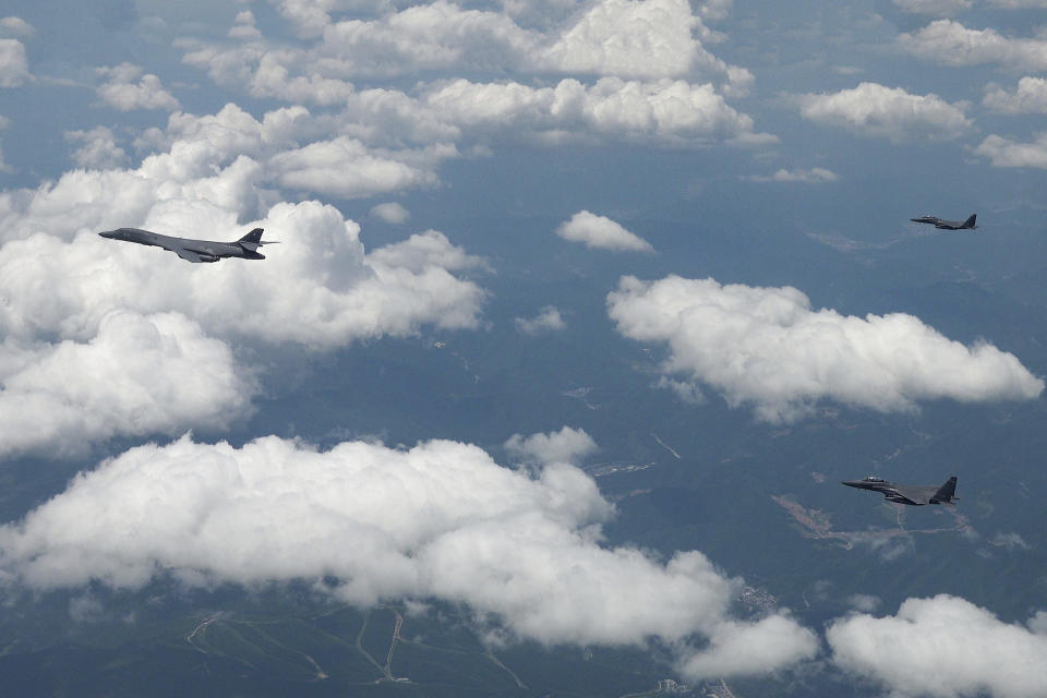 <strong>美國空軍B-1B轟炸機（左）和韓國戰鬥機F-15K飛越朝鮮半島。（圖／美聯社）</strong>