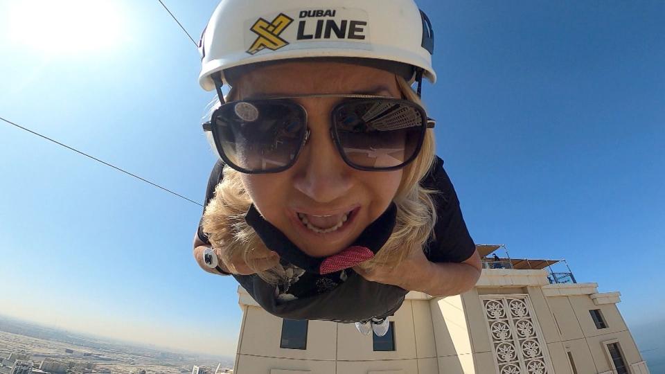 Carmen Geiss hängt an einer Zipline - alles nur für ihre Kids. (Bild: RTLZWEI)