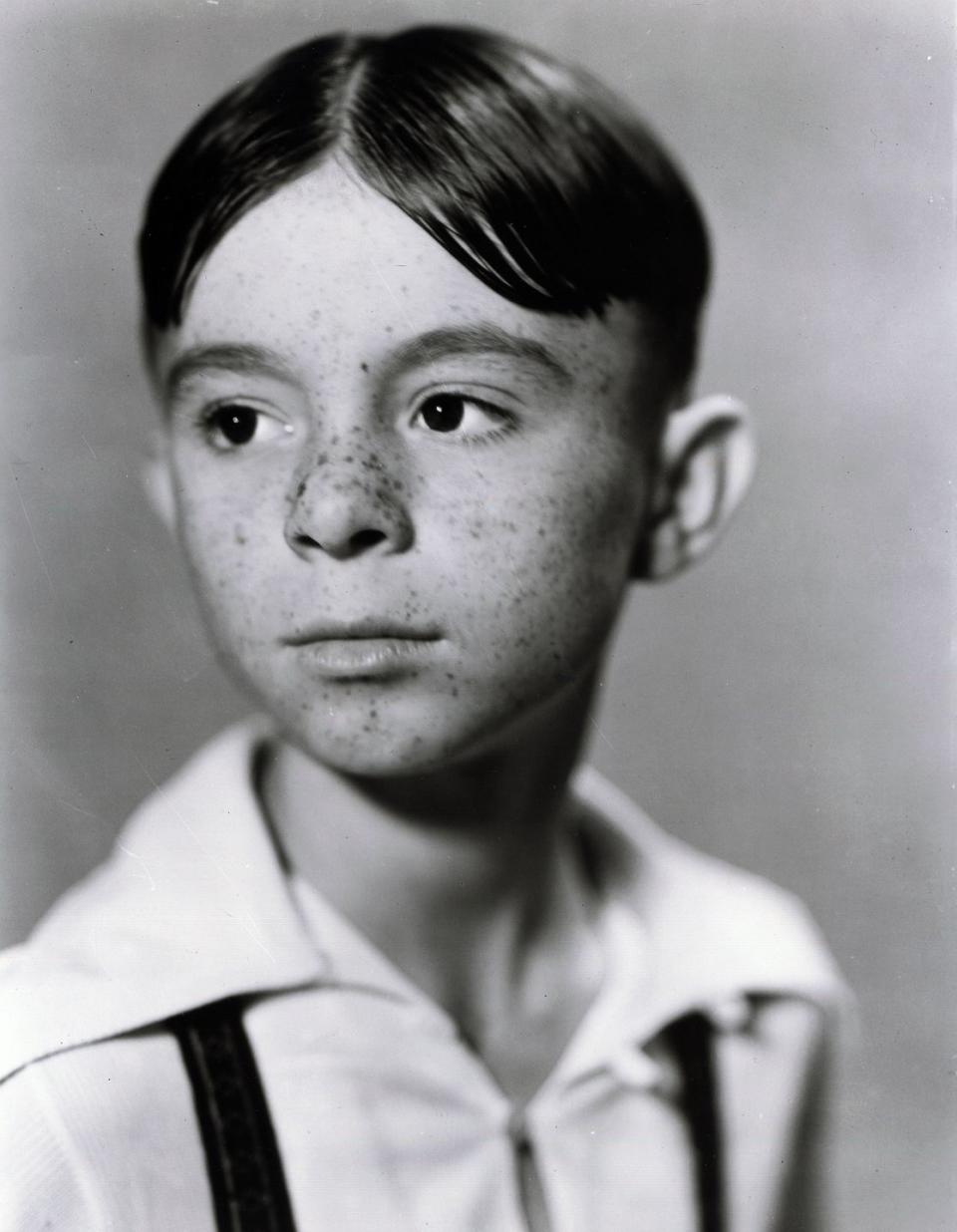 <p>When Bob looks at a picture of Benny Haynes, "The Dog-Faced Boy," it's actually an image of a grown-up <a href="https://www.imdb.com/name/nm0842813/bio?ref_=nm_dyk_trv#trivia" rel="nofollow noopener" target="_blank" data-ylk="slk:Carl Switzer;elm:context_link;itc:0;sec:content-canvas" class="link ">Carl Switzer</a>. He's best remembered for playing Alfalfa in the original <em><a href="https://www.amazon.com/Our-Gang-Collection-George-SpankyMcFarland/dp/B002OGHGSW/?tag=syn-yahoo-20&ascsubtag=%5Bartid%7C10049.g.38465276%5Bsrc%7Cyahoo-us" rel="nofollow noopener" target="_blank" data-ylk="slk:Our Gang;elm:context_link;itc:0;sec:content-canvas" class="link ">Our Gang</a></em>, also known as the <em><a href="https://www.amazon.com/Little-Rascals-Best-Gang-Color/dp/B001LXKA5A/?tag=syn-yahoo-20&ascsubtag=%5Bartid%7C10049.g.38465276%5Bsrc%7Cyahoo-us" rel="nofollow noopener" target="_blank" data-ylk="slk:The Little Rascals;elm:context_link;itc:0;sec:content-canvas" class="link ">The Little Rascals</a></em>.</p>