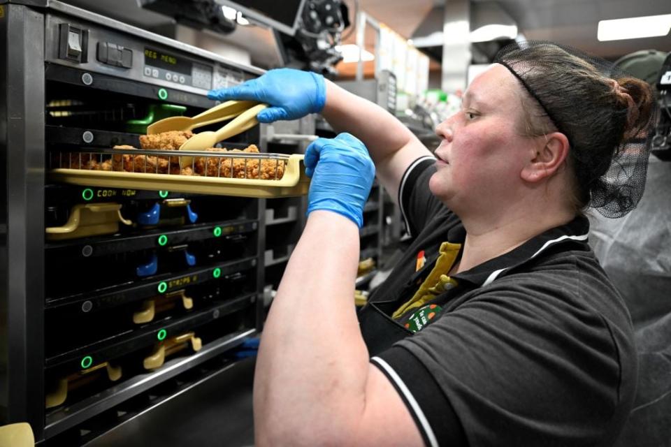 Eine Angestellte bereitet Essen zu. - Copyright: Getty Images / Xinhua News Agency / Kontributor