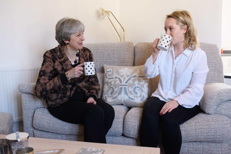 <p>Die britische Premierministerin Theresa May spricht im englischen Wokingham beim Besuch eines Wohnbauprojekts mit einer ersten Käuferin. (Bild: Leon Neal/PA Wire/dpa) </p>