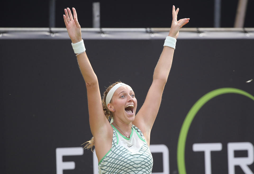 Petra Kvitova celebra tras derrotar a Donna Vekic en la final del Abierto de Berlín, el domingo 25 de junio de 2023. (Wolfgang Kumm/dpa vía AP)