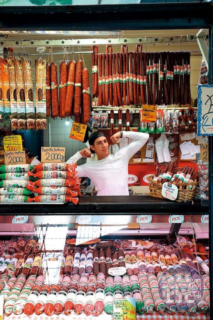 在中央市場可以買到各種口味的臘腸。 