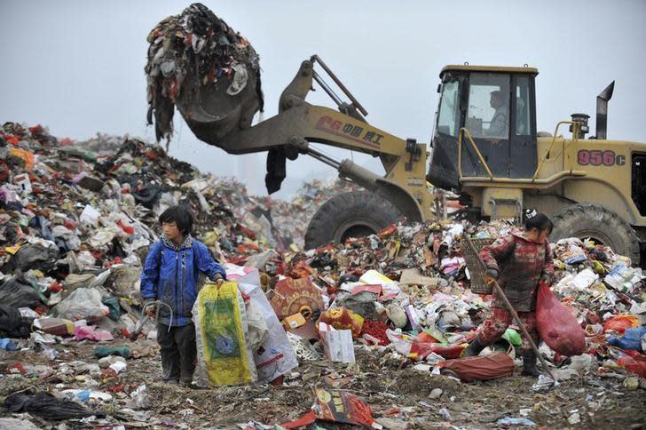 Niños recogiendo desechos en un vertedero de China (REUTERS).