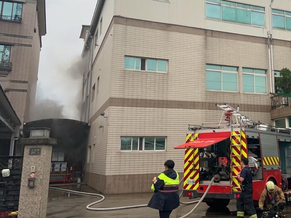 高雄市大社區一間工廠傍晚發生火警，消防人員佈水線搶救。（圖：民眾提供