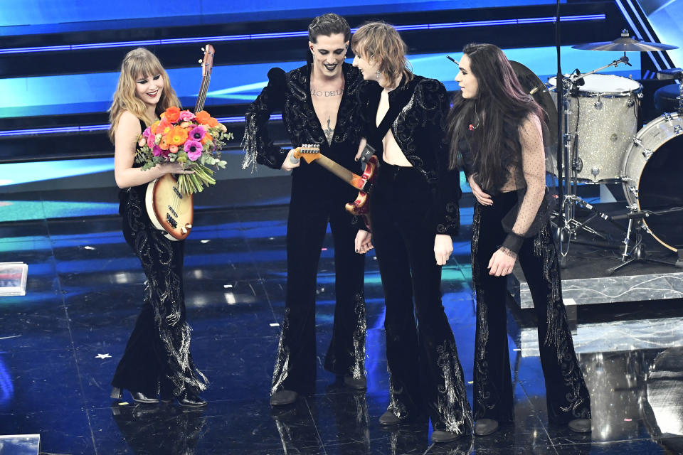 <p>Rock puro sul palco di Sanremo con l'arrivo del gruppo uscito dal talent di X Factor. Damiano, sensuale e mai scontato, conferma di trovarsi nel suo habitat naturale. Un'esibizione una spanna sopra le altre.</p> <p>Foto Matteo Rasero/LaPresse</p> 