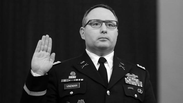 Ensuite, le lieutenant-colonel Alexander Vindman, assistant du Conseil de sécurité nationale, est assermenté pour témoigner devant le comité du renseignement de la Chambre sur la colline du Capitole à Washington le 19 novembre 2019. (Andrew Harnik/AP)