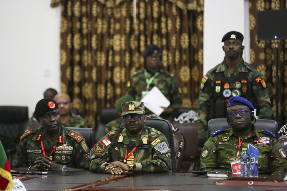 El vicealmirante de Ghana Seth Amoama, al centro, flanqueado por el teniente general Yankuba Drammeh, de Gambia (izquierda), y por el general Lassina Doumbia, de Costa de Marfil, escuchan durante una reunión del comité de jefes de Estado Mayor de Defensa de la CEDEAO en Acra, Ghana, el viernes 18 de agosto de 2023. (AP Foto/Richard Eshun Nanaresh)