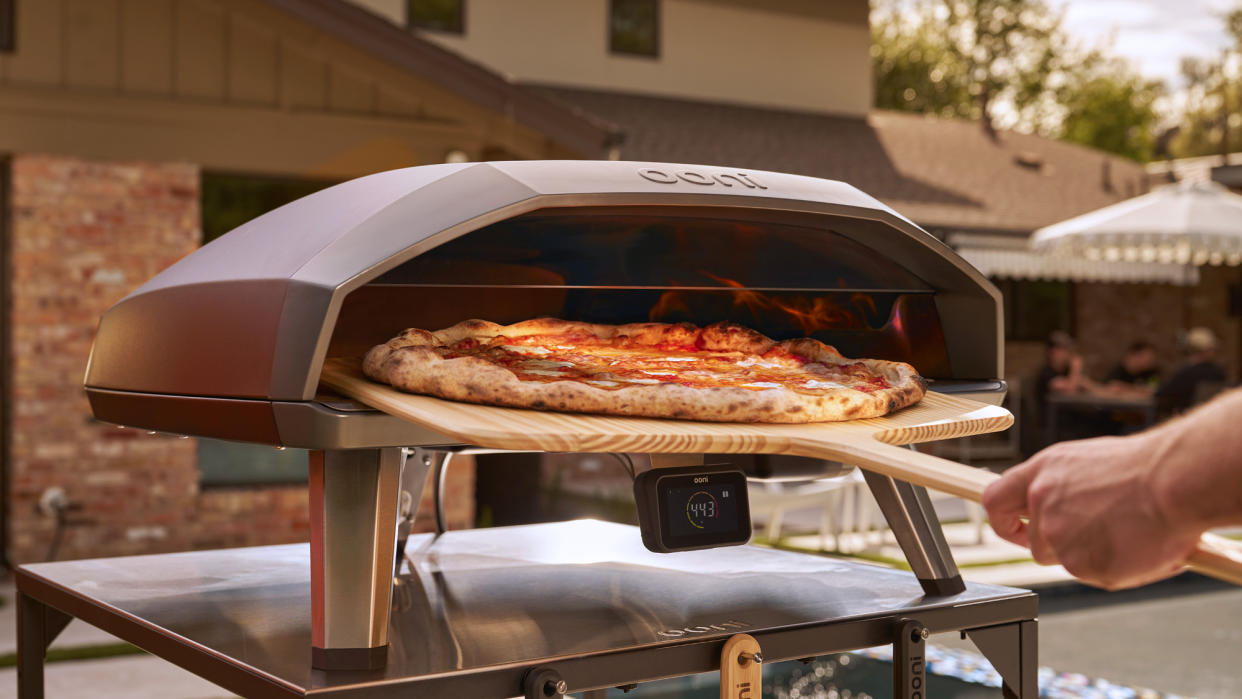  Ooni Koda Max cooking a 20-inch pizza. 