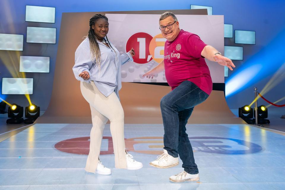 Unter dem Motto "Tanz um die Welt" bringt Jedidah-Isabel Annor "1,2 oder 3"-Moderator Elton ein paar Tanzschritte bei. (Bild: ZDF/Ralf Wilschewski )