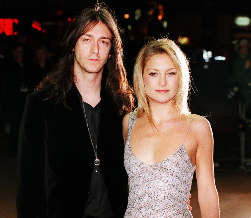 KATE HUDSON NOVEMBER 2000 ACTRESS OF THE FILM 'ALMOST FAMOUS' ARRIVING AT THE PREMIERE AT LEICESTER SQ. THIS EVENING WITH HER ROCK BOYFRIEND CHRIS ROBINSON FROM THE BLACK CROWES (Independent / Alamy Stock Photo)