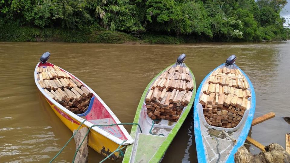 Piezas de balsa sobre botes.