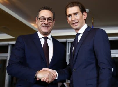 Head of the Freedom Party (FPOe) Heinz-Christian Strache (L) and head of the People's Party (OeVP) Sebastian Kurz shake hands after a news conference in Vienna, Austria, December 16, 2017. REUTERS/Leonhard Foeger