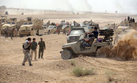 Iraq's Shi'ite paramilitaries and members of Iraqi security forces gather in Nibai, in Anbar province May 26, 2015. REUTERS/Stringer