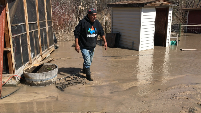 Flood preparations underway as water levels rise near Oliver, B.C.