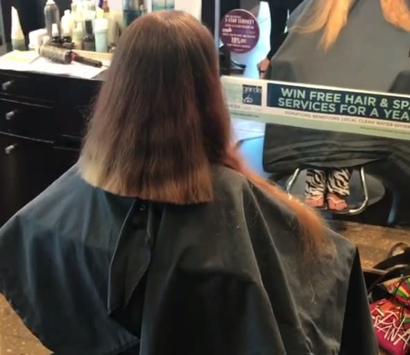 <p>Una vez que todo el exceso se habia retirado, la siguiente decisión de la profesional fue comenzar una coloración para revitalizar el cabello de su amiga. </p>