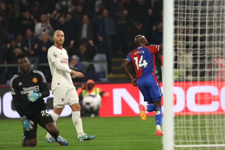 Jean-Philippe Mateta festeja uno de los tantos del triunfo de Crystal Palace contra Manchester United. Del otro lado, André Onana y Christian Eriksen, con gestos de frustración