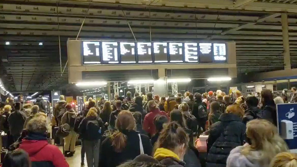 Huge queues at London's St Pancras as Boris Johnson the city would go into Tier 4 lockdown.