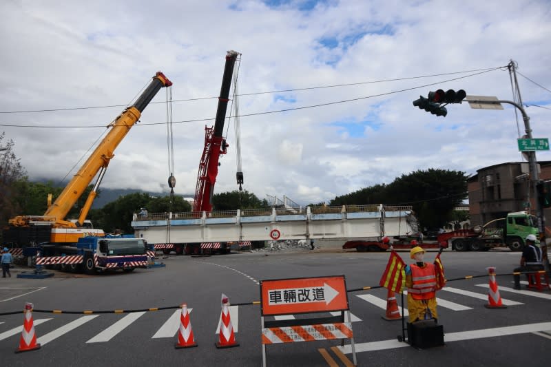 花蓮市復興人行陸橋11日晚間動工拆除，至12日中午總算完成拆除作業。（中央社）
