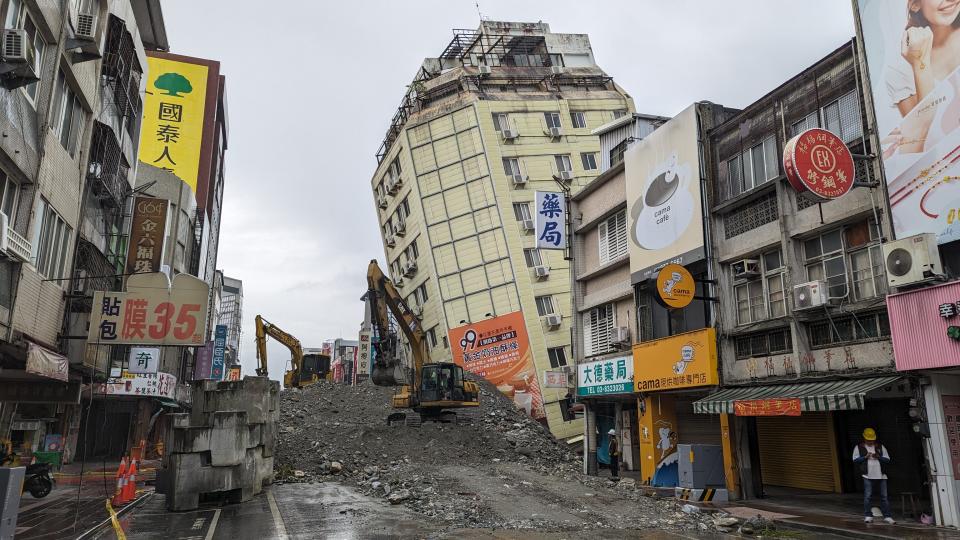 富凱飯店拆除現場仍在堆填土石、加裝大鋼牙，預計今晚8時試拆。記者陳敬丰／攝影