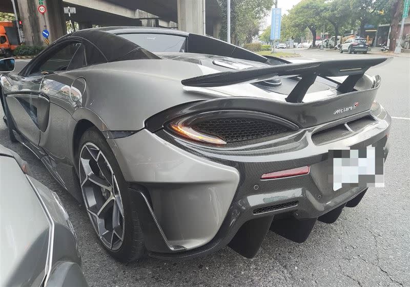 超跑麥拉倫（McLaren）受損情形。（圖／翻攝畫面）