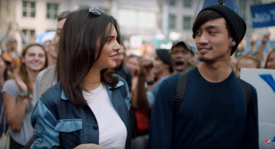 Zum Fremdschämen: Die schlimmsten Momente aus Kendall Jenners Pepsi-Werbung