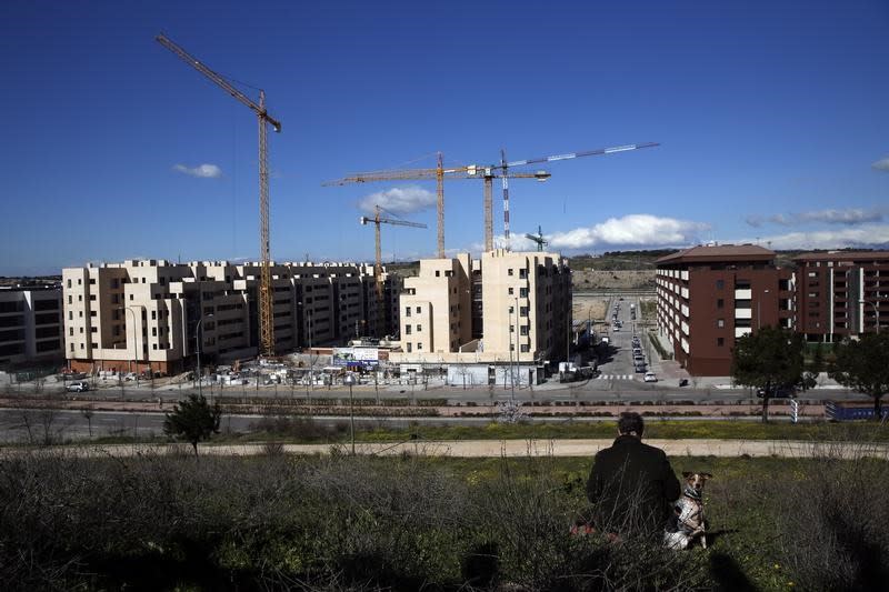 Imagen de archivo de obras de construcción residencial en las afueras de Madrid, el 29 de febrero de 2016. REUTERS/Susana Vera