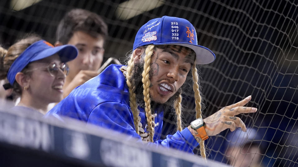 El rapero Tekashi 6ix9ine ve un partido entre los Marlins de Miami y los Mets de Nueva York el 3 de agosto de 2021, en Miami. Autoridades de República Dominicana arrestaron al rapero el 17 de enero de 2024 tras ser acusado de violencia doméstica. Se espera que comparezca ante un tribunal el 18 de enero. (Foto AP/Lynne Sladky)