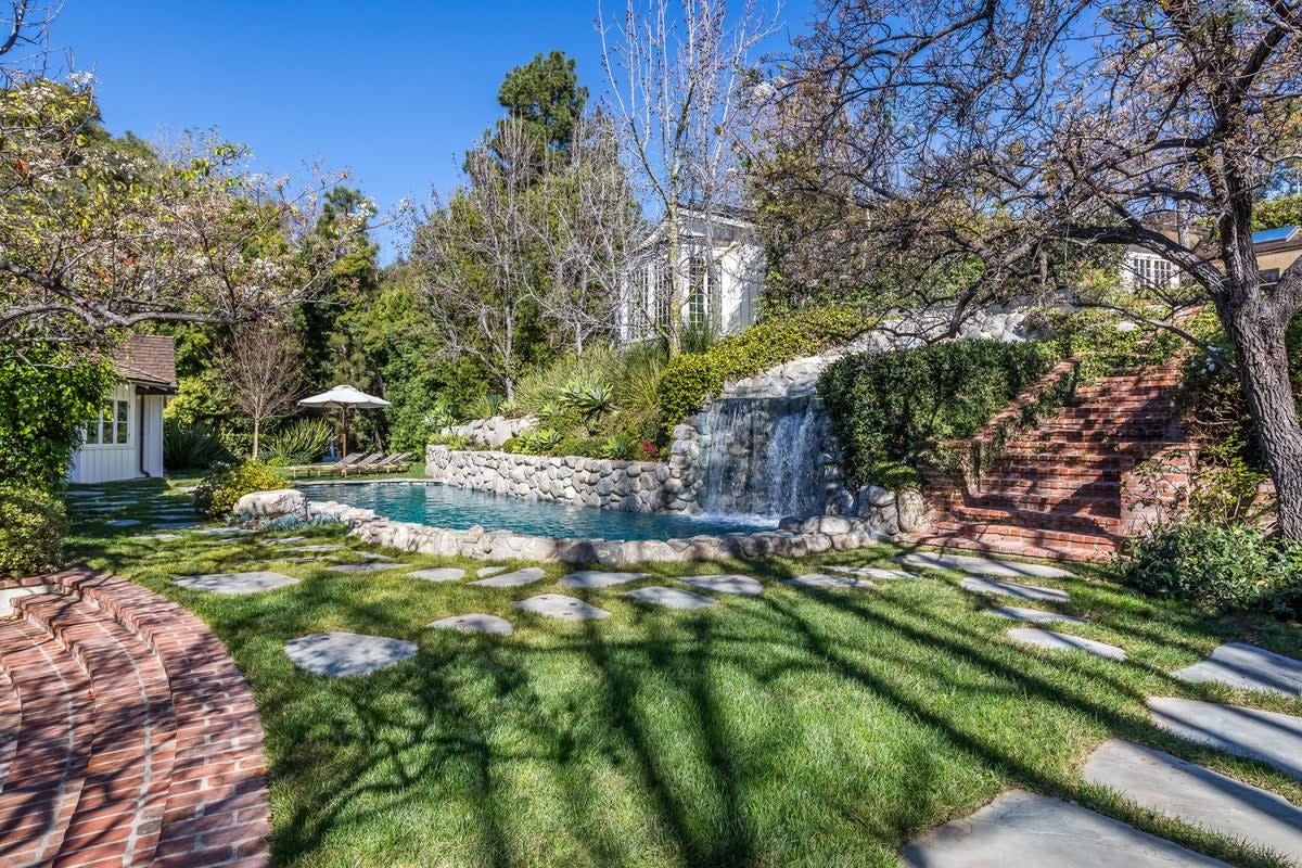 Carrey’s waterfall pool and poolhouse (Daniel Dahler for Sotheby’s International Realty)