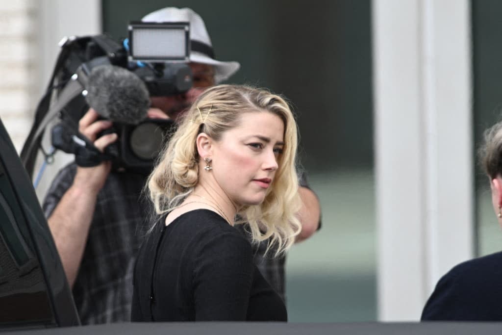 Amber Heard à son arrivée au tribunal de Los Angeles pour le verdict du procès qui l'oppose à Johnny Depp ce mercredi. - Brendan SMIALOWSKI